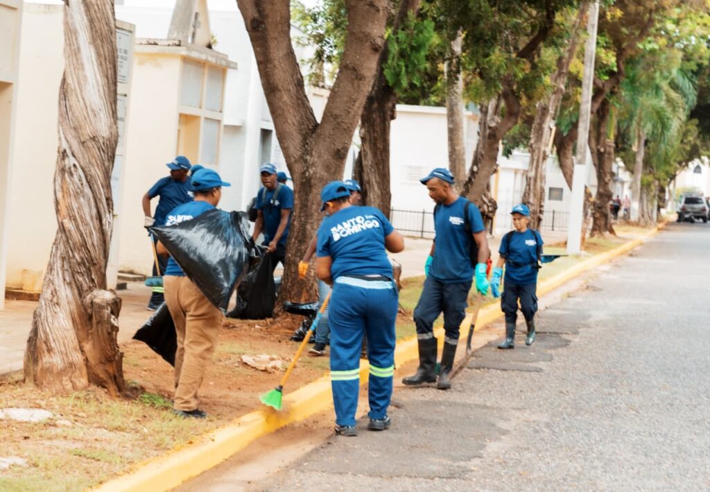 Alcaldía del DN reacondiciona cementerios por conmemoración del Día de los Fieles Difuntos