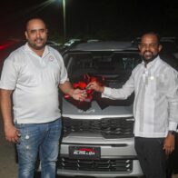 Alofoke Media Group sorprende con la entrega de un vehículo a coordinador del noticiero De Último Minuto