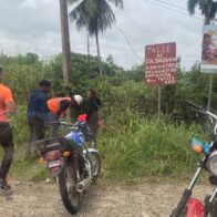 Motociclista resulta gravemente herido en choque frontal con autobús en la carretera Bayaguana–San Antonio de Guerra