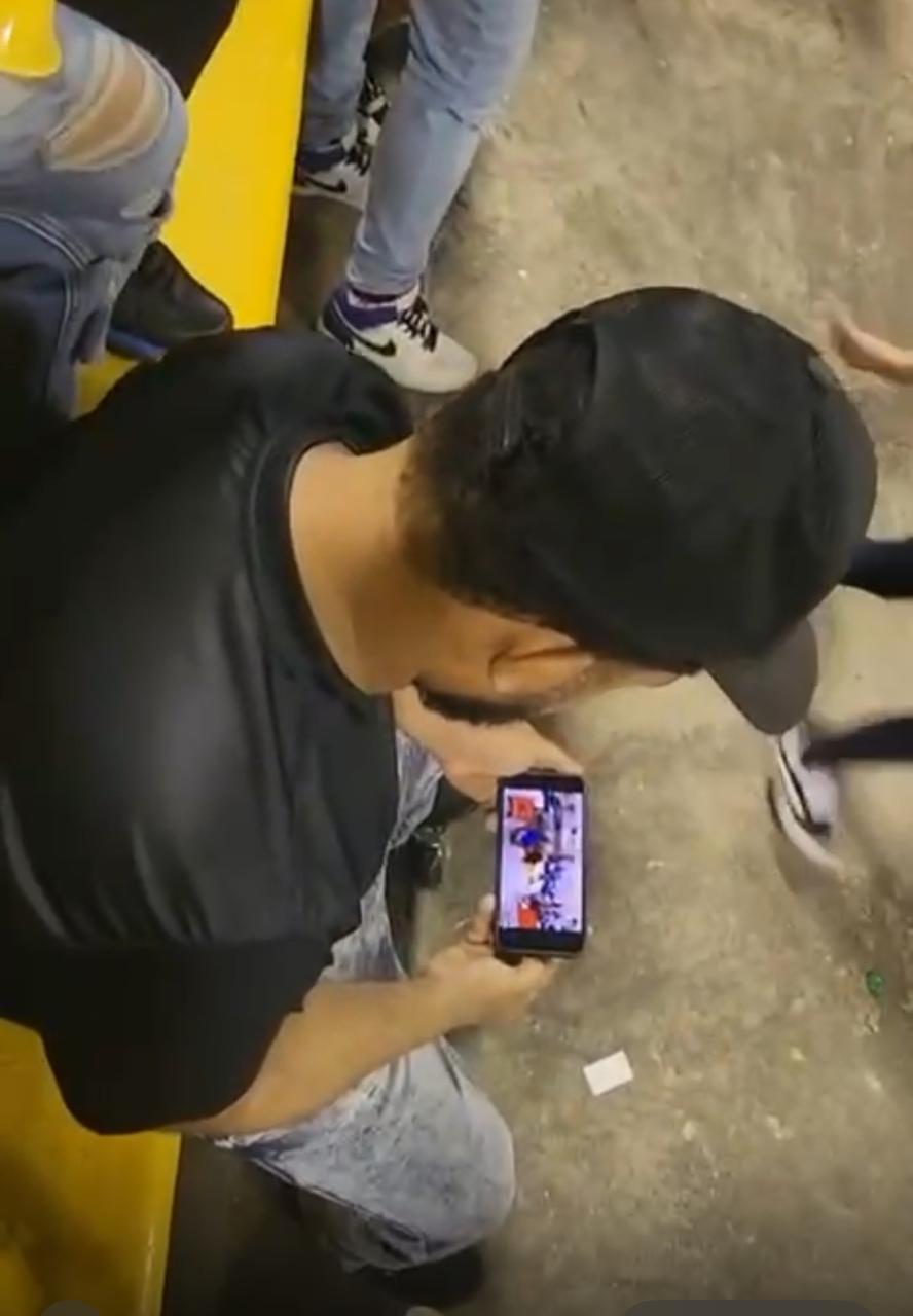Fanático sorprende al ver “La Casa de Alofoke 2” durante juego entre Águilas y Licey en el Estadio Cibao