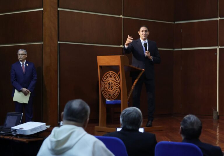 Iván Gatón es reconocido como expositor magistral en la Universidad de Chihuahua