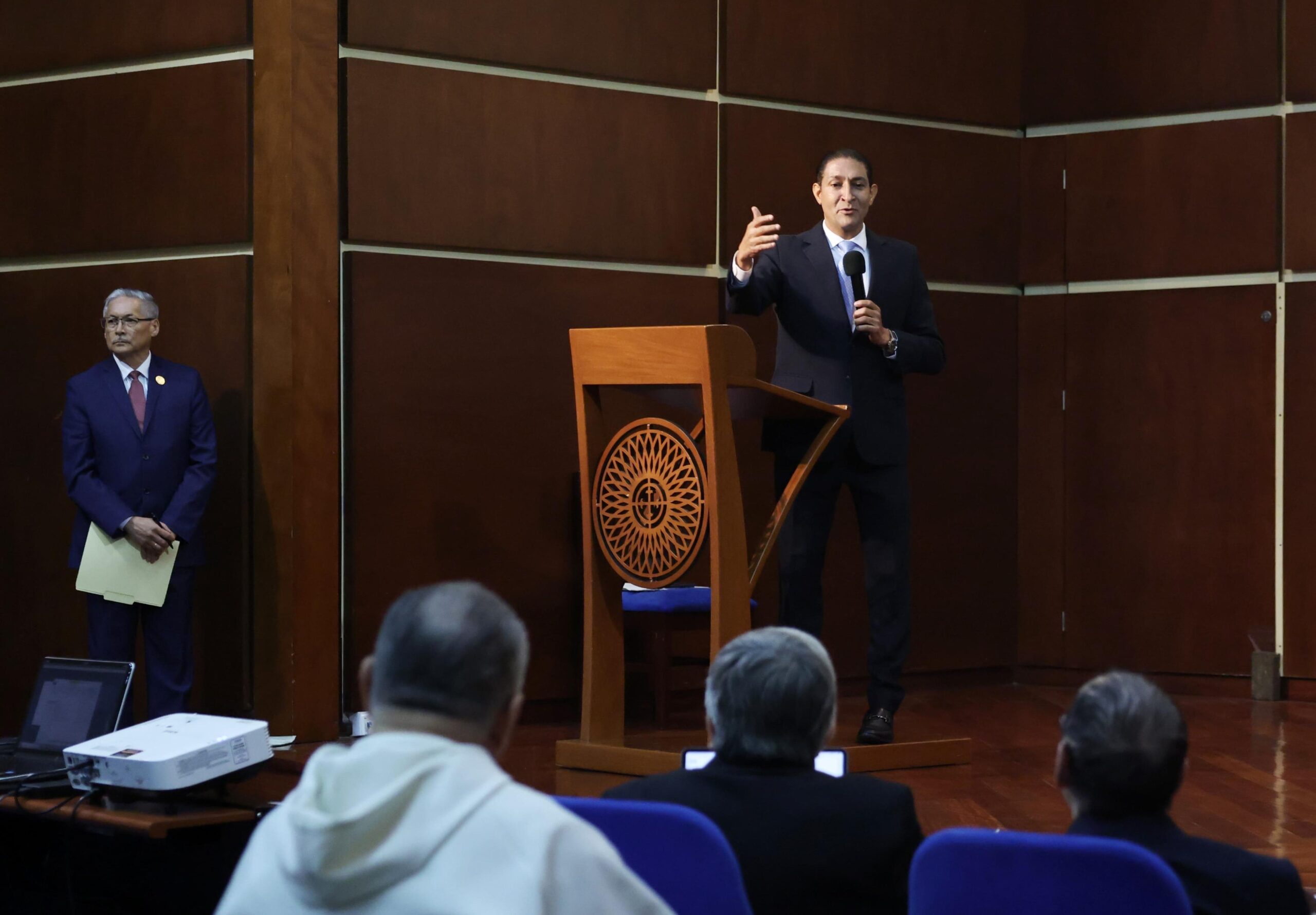 Iván Gatón es reconocido como expositor magistral en la Universidad de Chihuahua