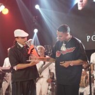 Alofoke Media Group reconoce a Elvis Crespo por su trayectoria y apoyo a la música dominicana