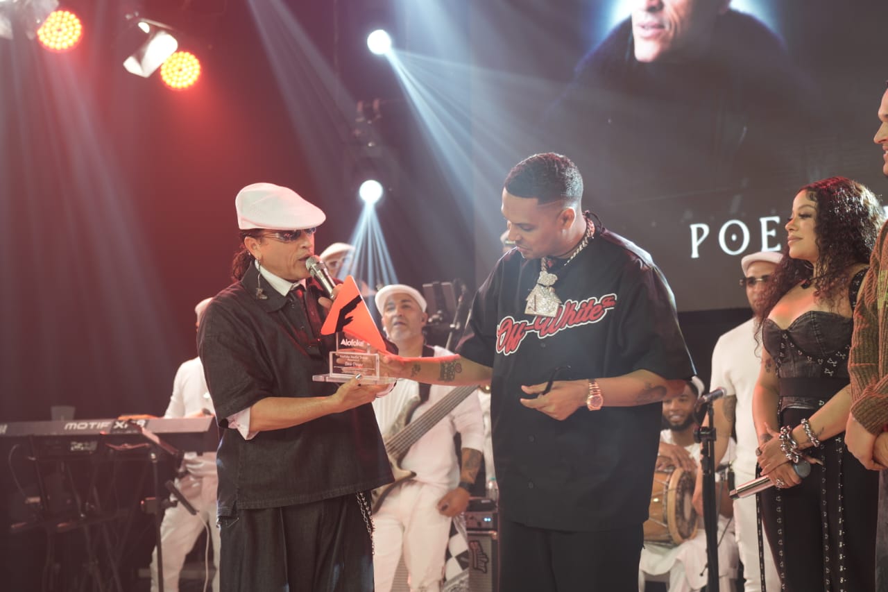 Alofoke Media Group reconoce a Elvis Crespo por su trayectoria y apoyo a la música dominicana