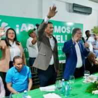 Raymundo Ramírez y su equipo se juramentan en la Fuerza del Pueblo en Azua