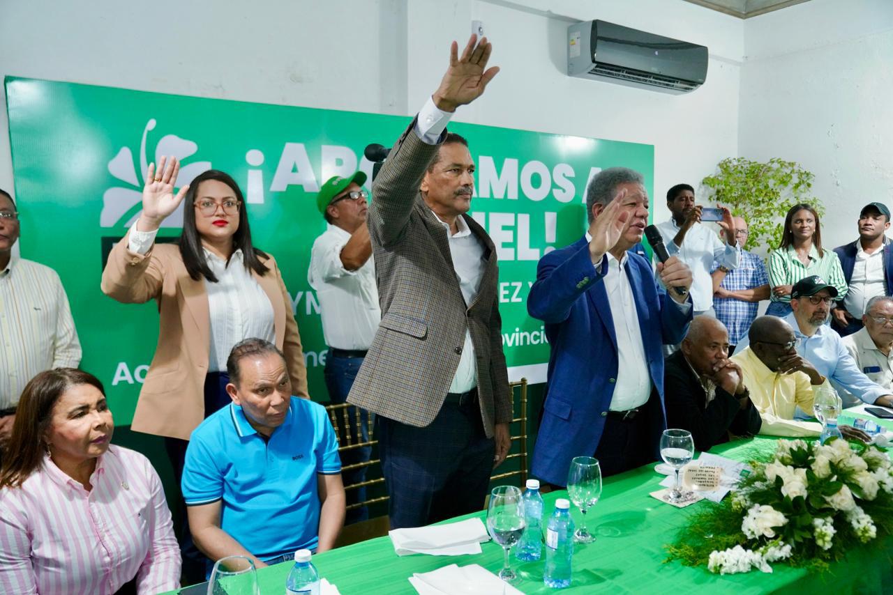 Raymundo Ramírez y su equipo se juramentan en la Fuerza del Pueblo en Azua