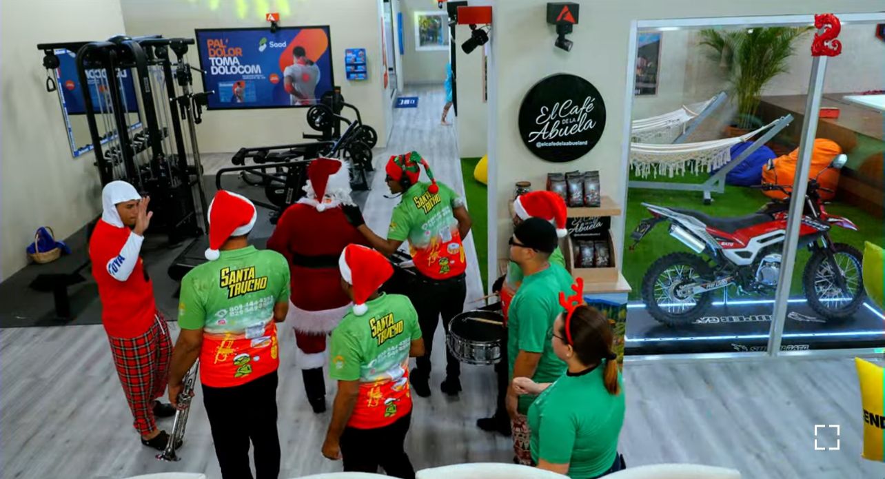¡Llegó la Navidad a la Casa de Alofoke 2! Comparsa navideña enciende el reality