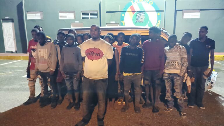 Ejército detiene conductor de minibús que transportaba 19 haitianos indocumentados en San Juan de la Maguana