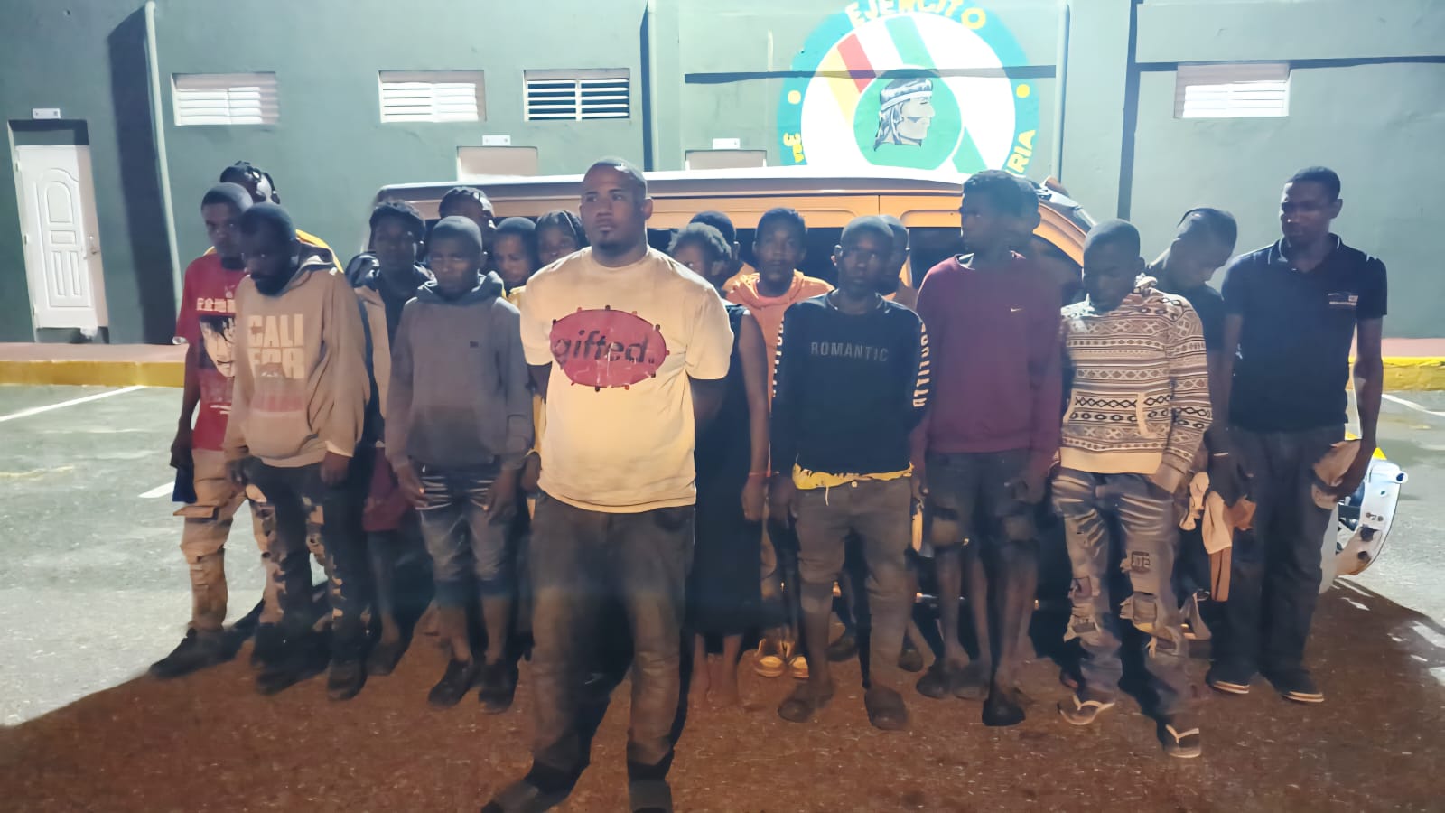 Ejército detiene conductor de minibús que transportaba 19 haitianos indocumentados en San Juan de la Maguana