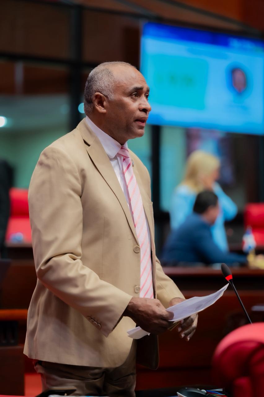Senador Fulcar pide construir proyecto habitacional para familias vulnerables de Peravia