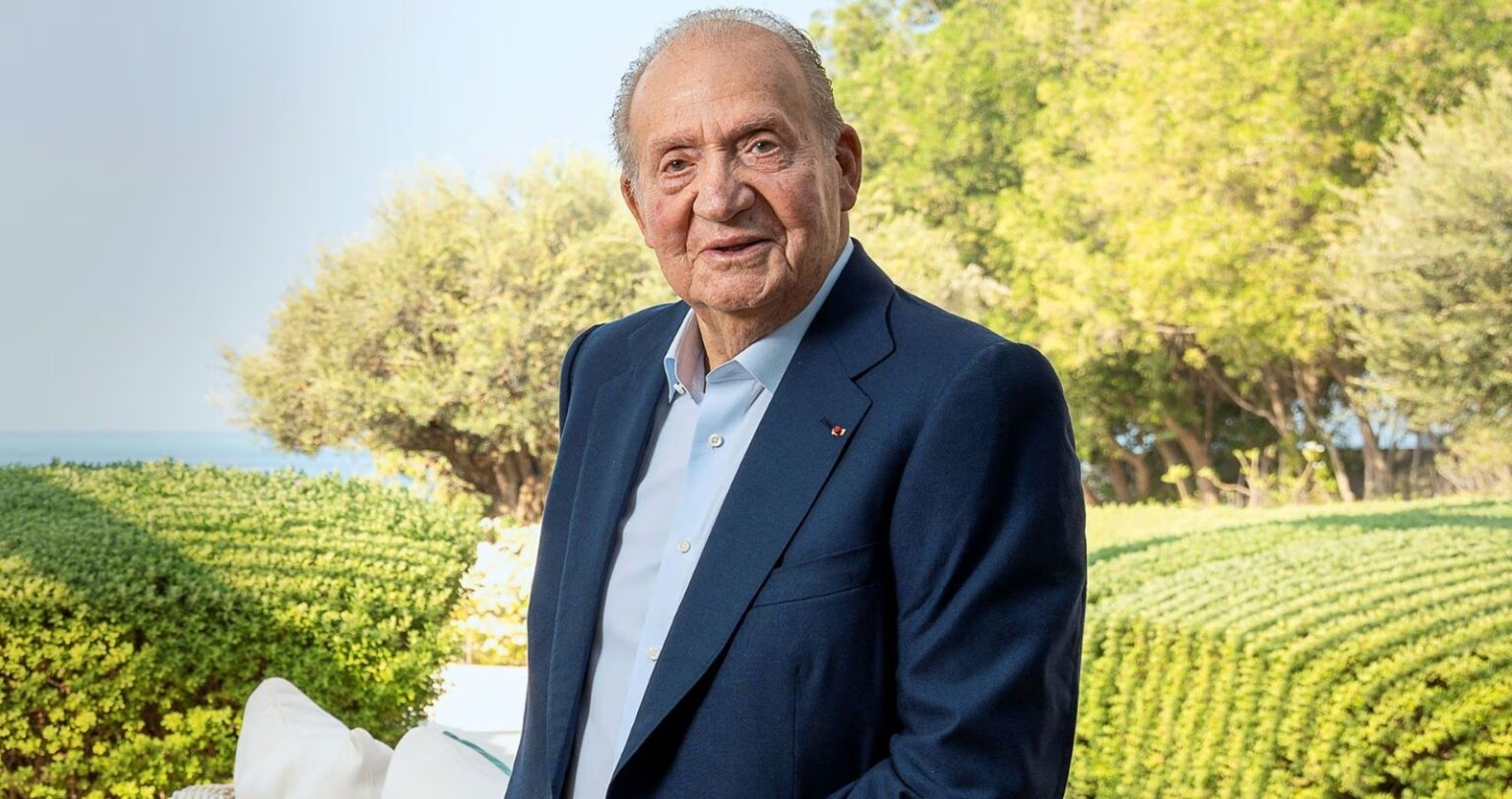 El rey Juan Carlos regresa a España cuando salen a la venta sus polémicas memorias