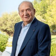 El rey Juan Carlos regresa a España cuando salen a la venta sus polémicas memorias