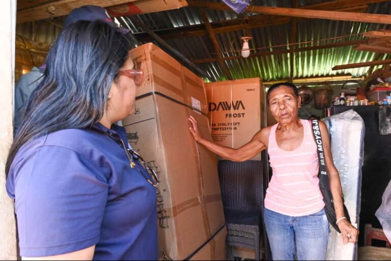 Gobierno entrega enseres del hogar a familias afectadas por tornado en Miches