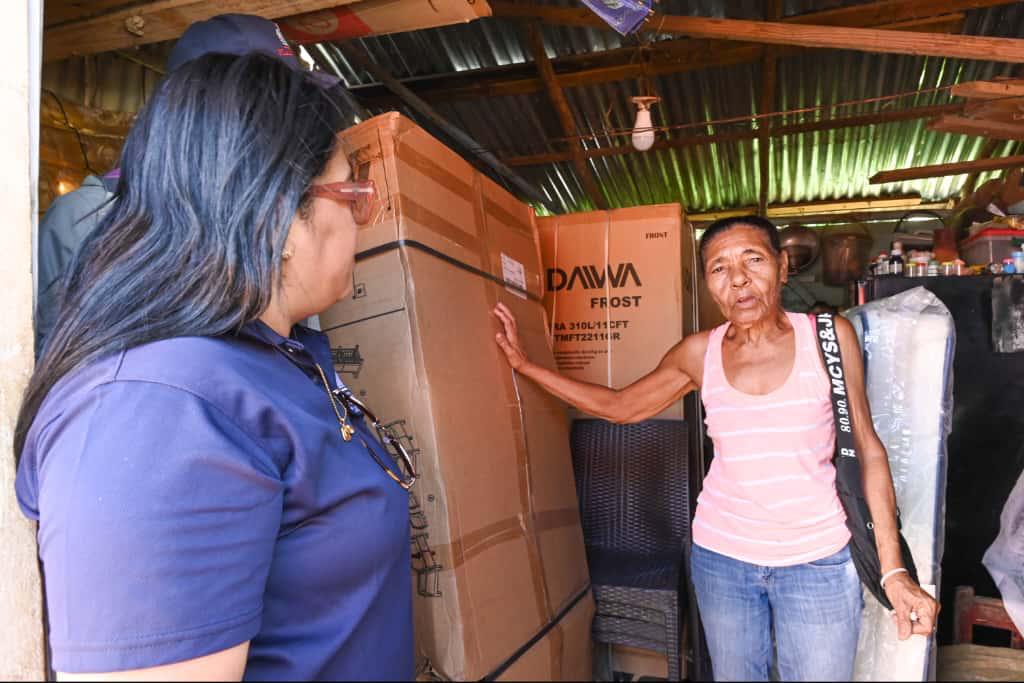 Gobierno entrega enseres del hogar a familias afectadas por tornado en Miches
