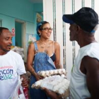 Tokischa y Jompeame entregaron donaciones a familias de Gualey