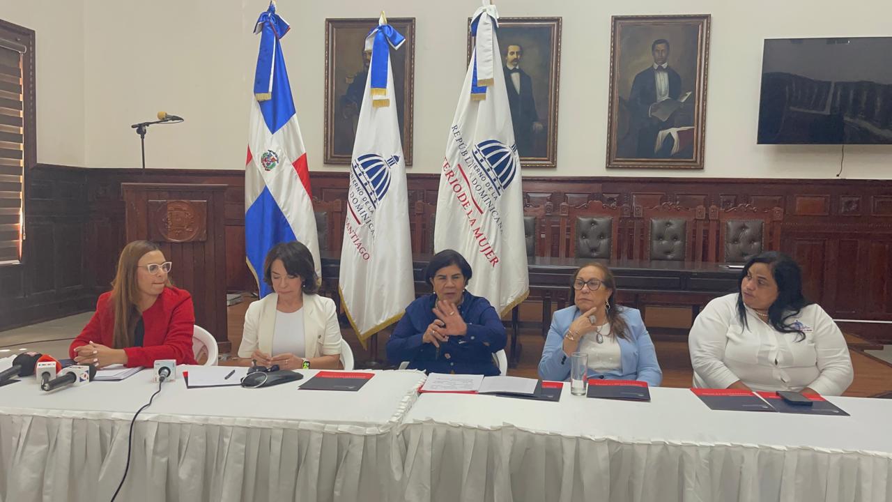 Ministerio de la Mujer anuncia jornadas “Puerta a Puerta” para prevenir la violencia contra la mujer e intrafamiliar en Santiago