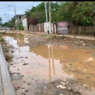 Denuncian deterioro de calles en sector Brisas del Este: 20 años esperando por asfalto