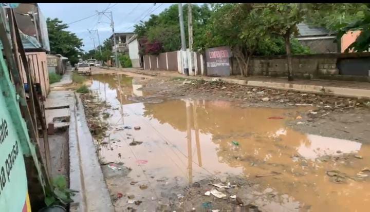 Denuncian deterioro de calles en sector Brisas del Este: 20 años esperando por asfalto