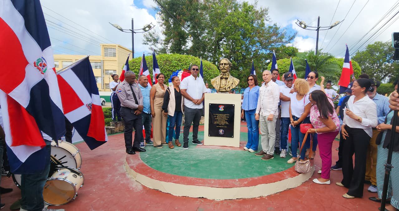 Bayaguana conmemora el Día de la Constitución con desvelamiento de busto a Juan Pablo Duarte