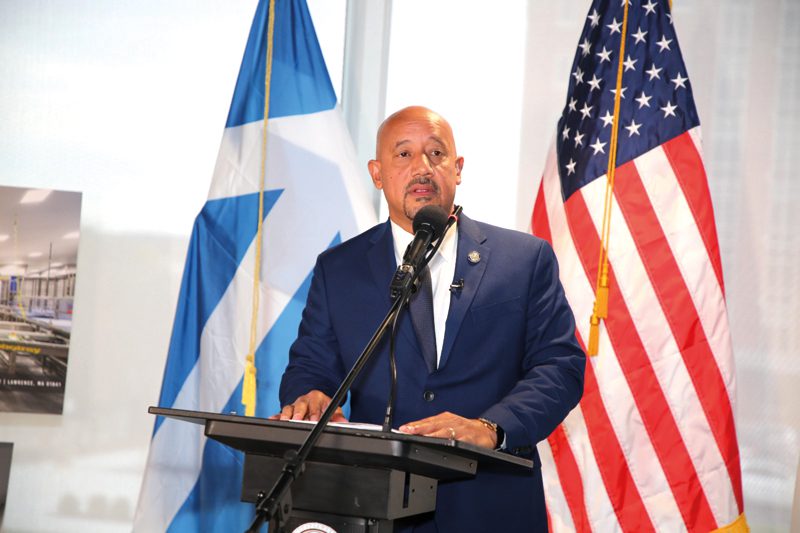 Brian DePeña agradece a la ciudad de Lawrence por su reelección como alcalde