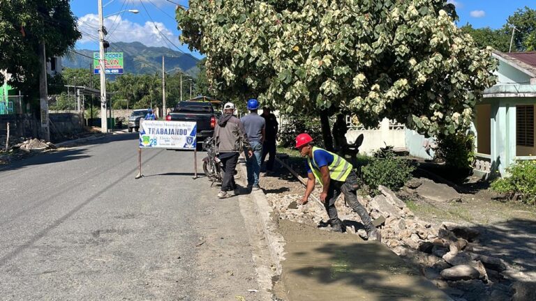 Comunidad de Los Arroces en Bonao celebra construcción de 1,600 metros de aceras y contenes