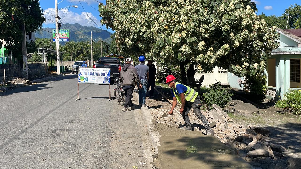 Comunidad de Los Arroces en Bonao celebra construcción de 1,600 metros de aceras y contenes