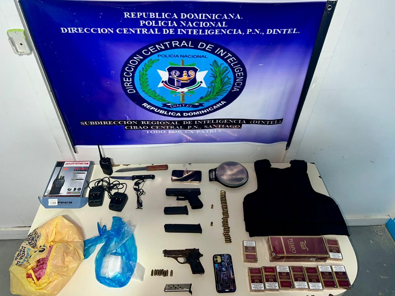 Autoridades ocupan drogas, armas y cigarrillos ilegales durante amplios operativos en Santiago