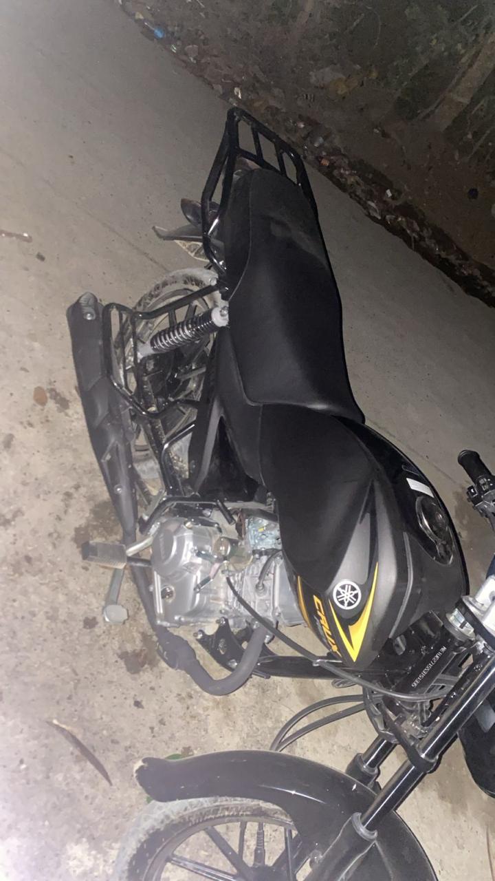 Delincuentes despojan de su motocicleta a un joven frente a su vivienda en Santiago Oeste