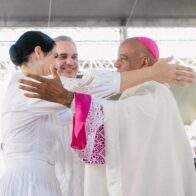 Presidente Abinader y primera dama saludan al nuevo obispo Manuel Ruiz durante su ordenación