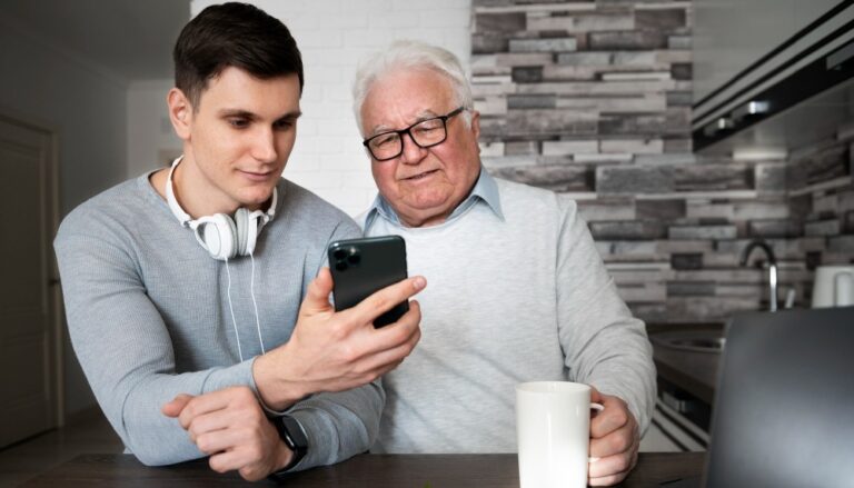 Cómo ayudar a los adultos mayores para que estén alerta ante estafas online