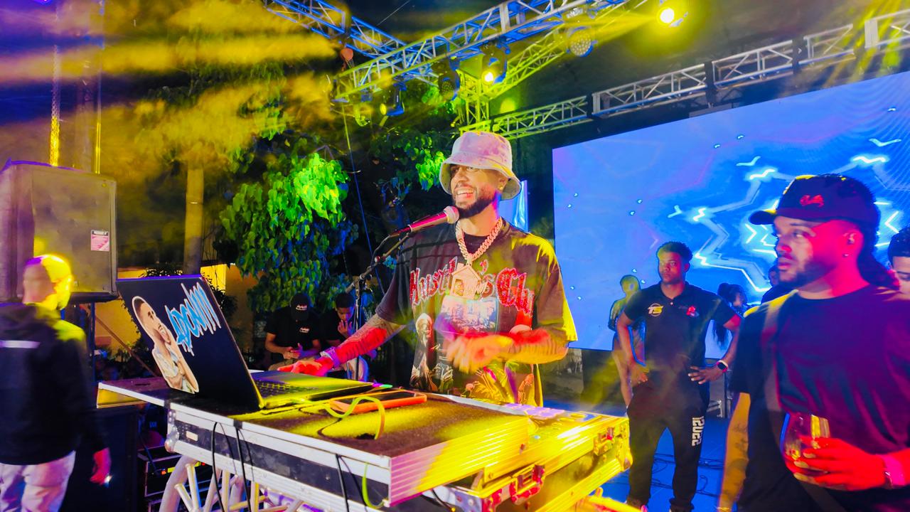 DJ Adoni ofreció un gran cierre en el primer concierto navideño de Reconocidos.net