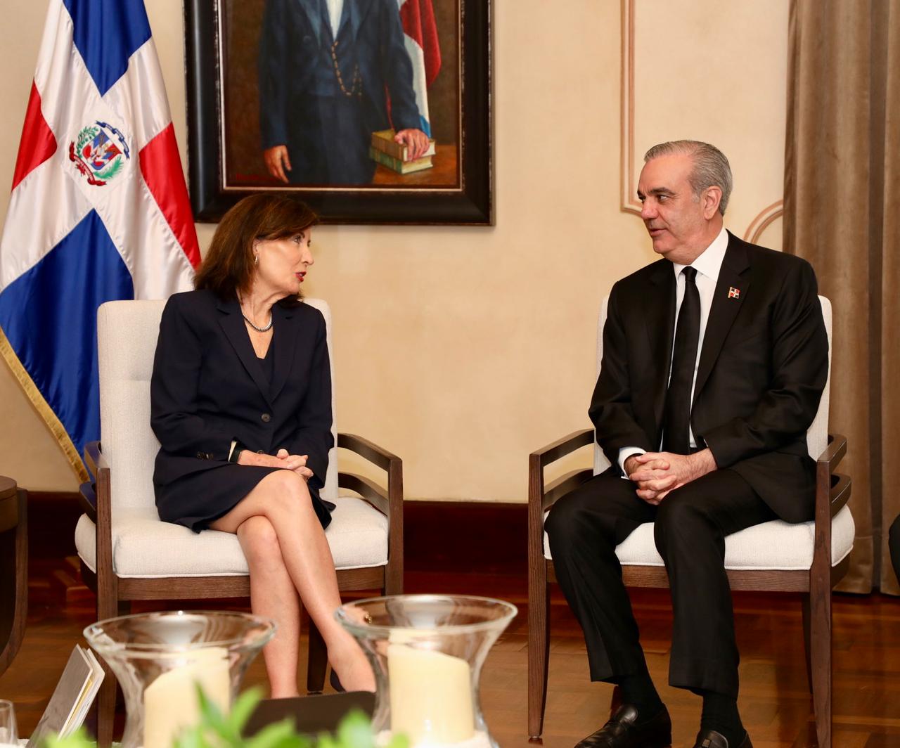 Presidente Abinader recibe en el Palacio Nacional a la gobernadora del estado de Nueva York, Kathy Hochul