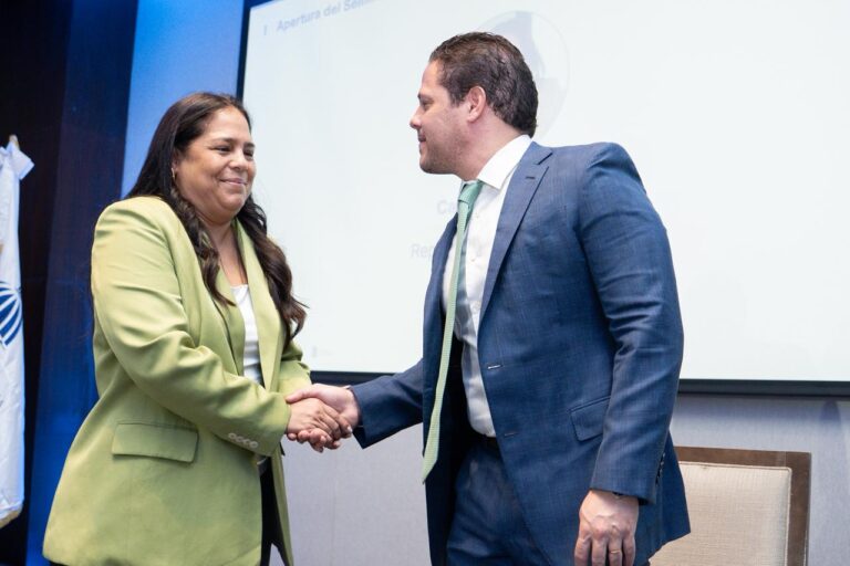 Representante del Banco Mundial y ministro del Mived.