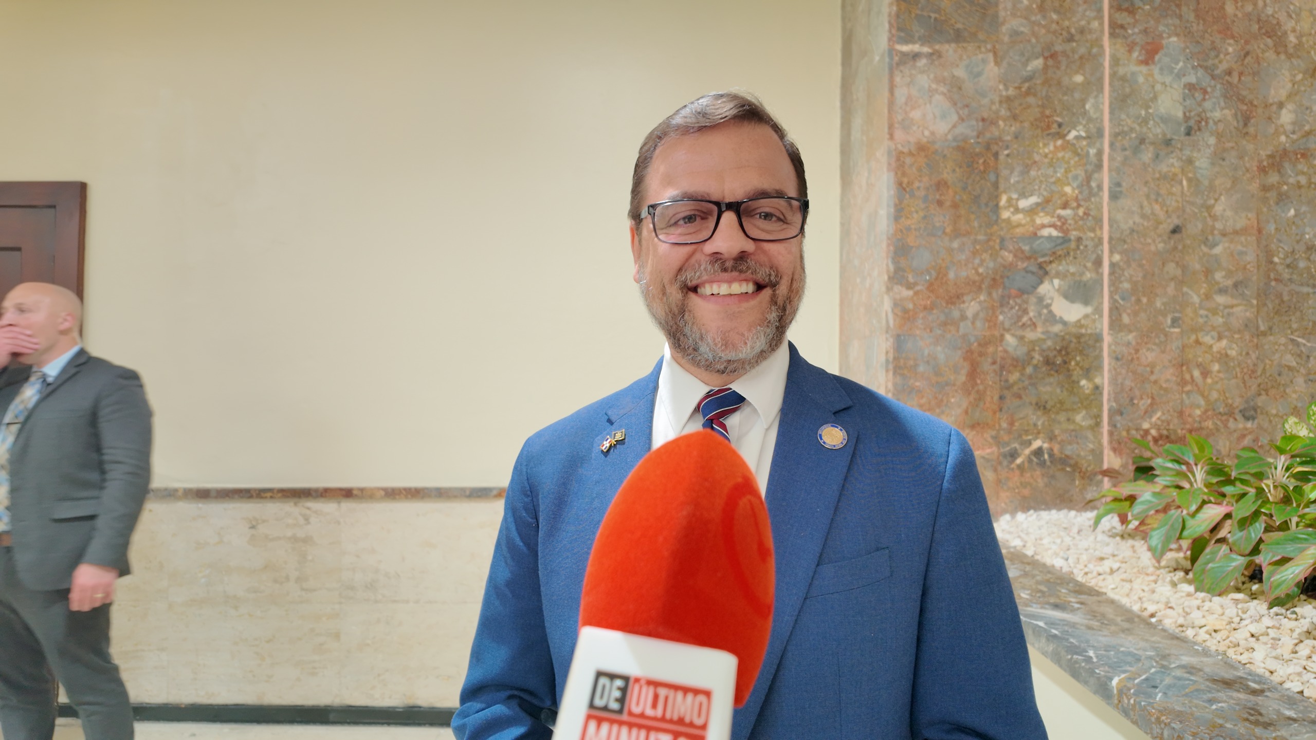 Senador Luis Sepúlveda confía en reapertura del Gobierno de EE. UU. y destaca lucha por mantener beneficios médicos para los más pobres