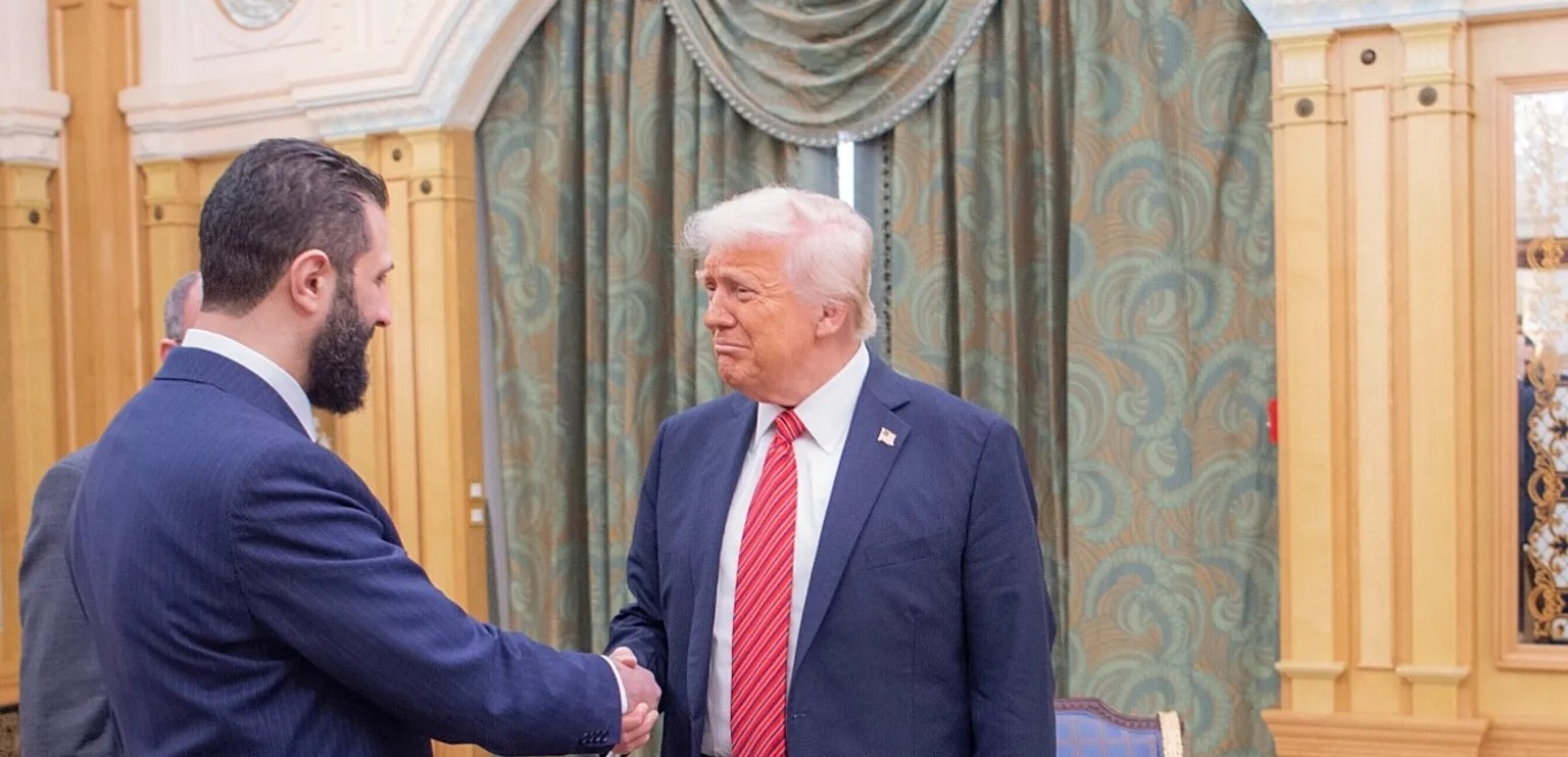 El ministro de Exteriores turco se unió al encuentro de Trump con el presidente sirio