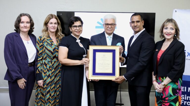 MESCyT recibe reconocimiento por su impulso a la internacionalización académica en encuentro de QIXPERIENCE