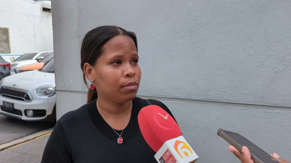 Joven huérfana de padres pide ayuda tras seis años sin lograr su declaración en la JCE