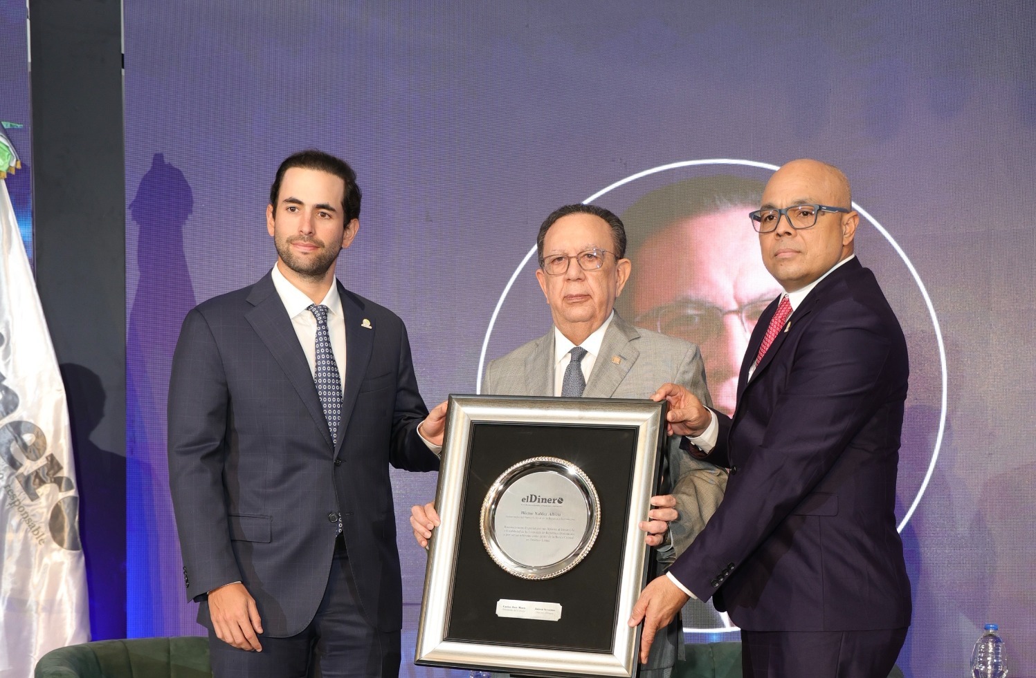 Foro Económico elDinero 2025 reconoce al gobernador del Banco Central y apuesta a RD como hub logístico