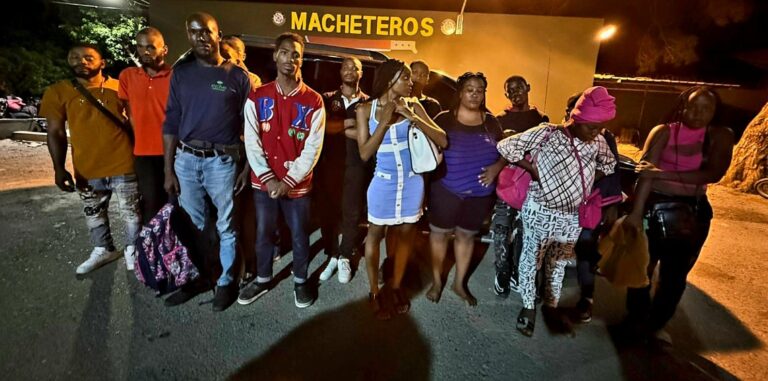 Ejército detiene a 32 haitianos indocumentados en dos jeepetas en Mao, Valverde