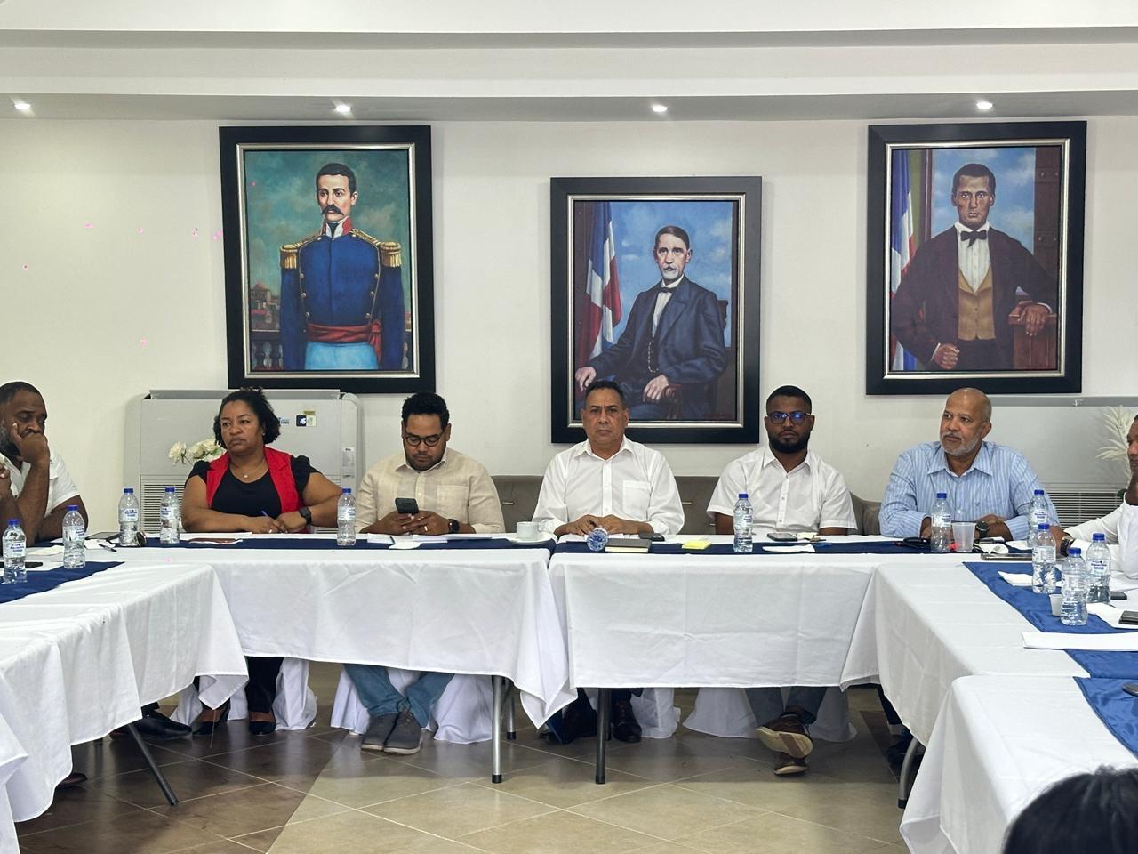 Senador Pedro Tineo encabeza mesa de trabajo con funcionarios provinciales para impulsar soluciones conjuntas en Monte Plata