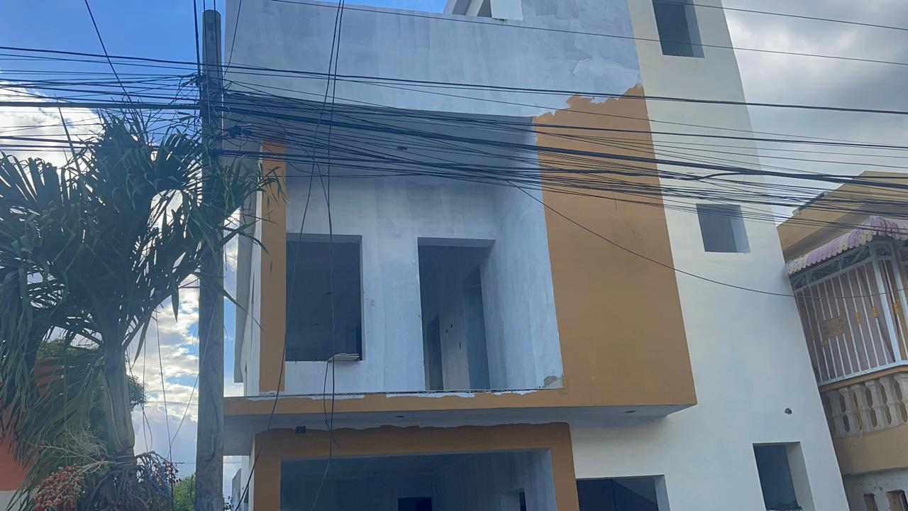 Hombre muere tras caer de un tercer piso y chocar con cables eléctricos en Santiago Oeste