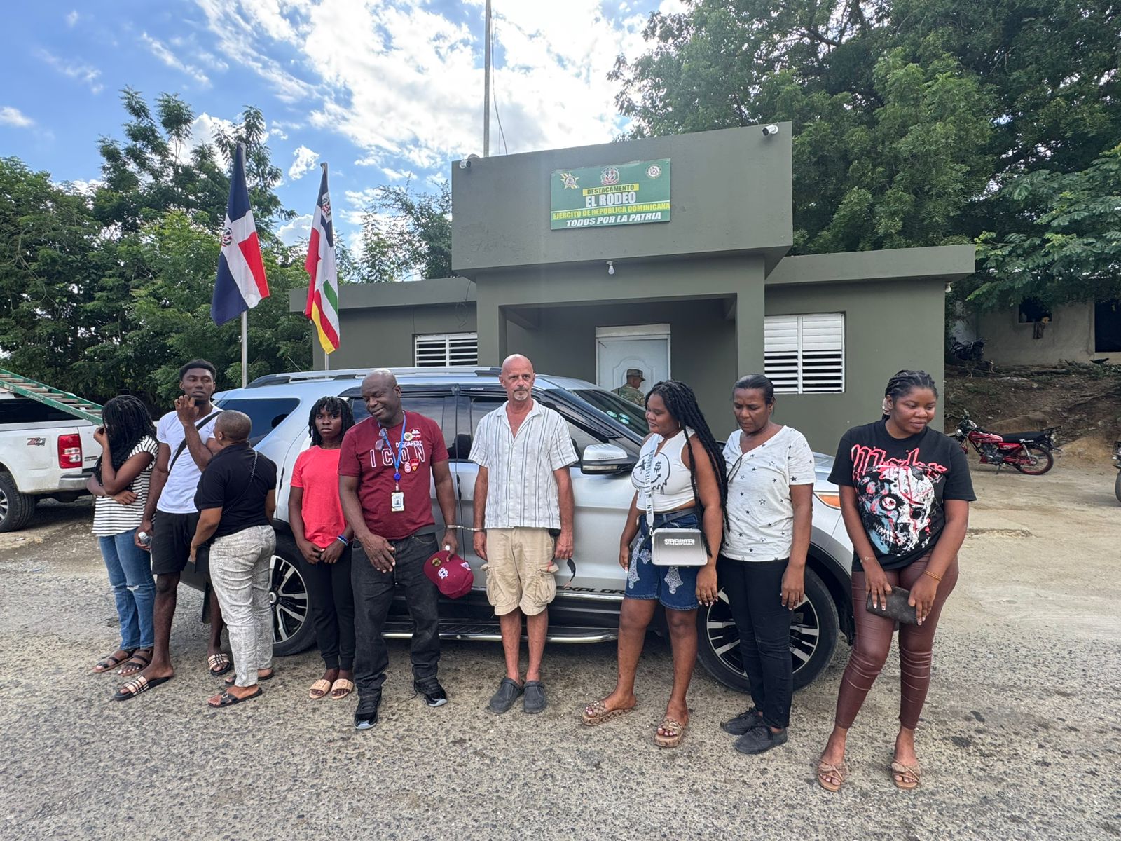 Ejército detiene ciudadano canadiense que transportaba a ocho haitianos indocumentados en Dajabón