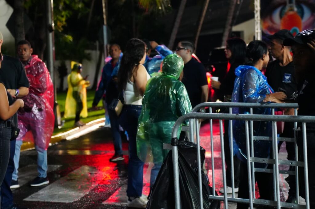 A pesar de la lluvia, cientos de fanáticos llegan al concierto de Ilegales en Santo Domingo
