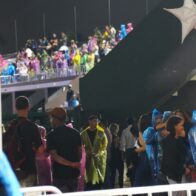 A pesar de la lluvia, cientos de fanáticos llegan al concierto de Ilegales en Santo Domingo