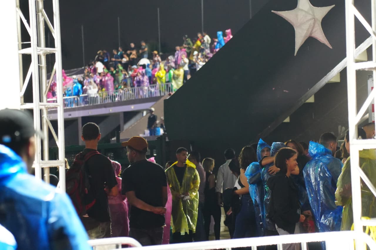 A pesar de la lluvia, cientos de fanáticos llegan al concierto de Ilegales en Santo Domingo