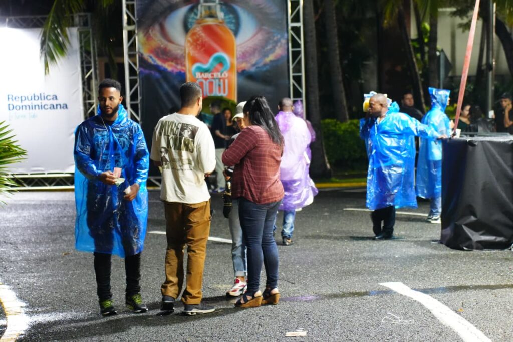 A pesar de la lluvia, cientos de fanáticos llegan al concierto de Ilegales en Santo Domingo
