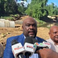 Anderson de los Santos informa que ya se trabaja para habilitar paso tras colapso de puente en Don Juan