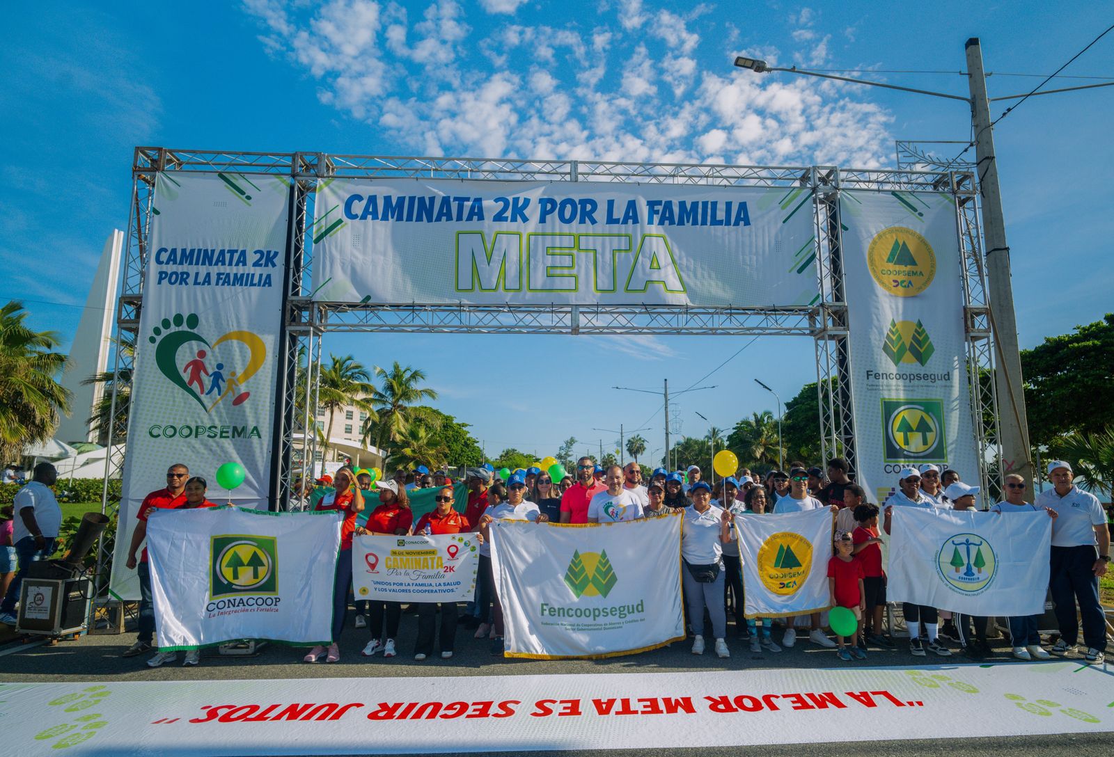 Coopsema y Fencoopsegud realizan exitosa caminata por la familia