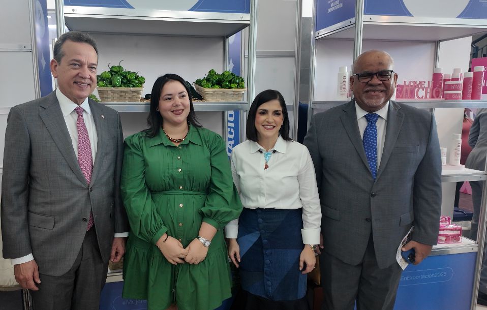 Mujeres dominicanas marcan récord en exportaciones 2025