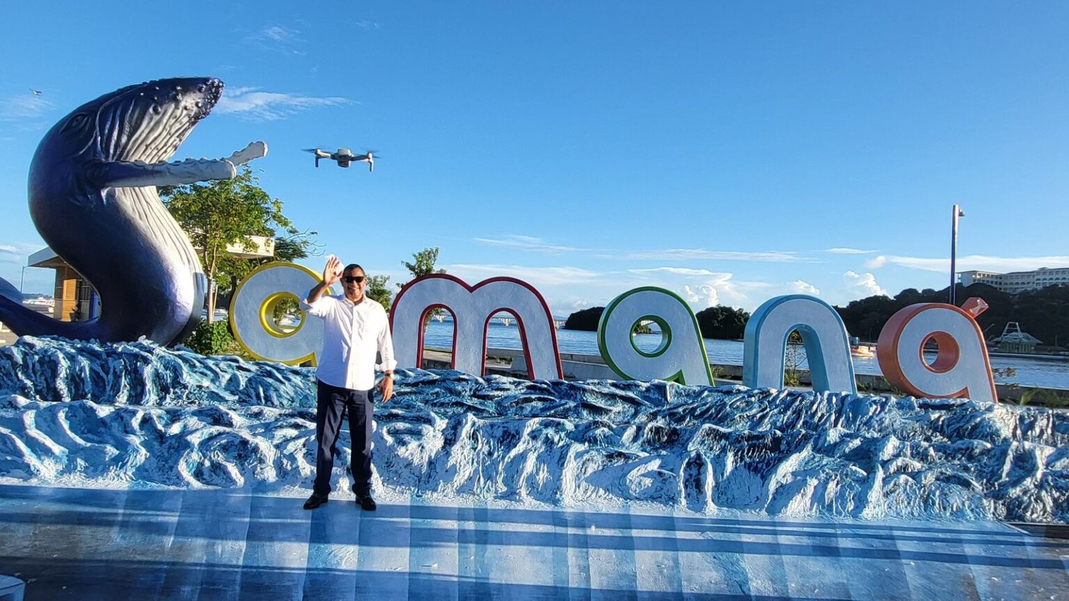 Autoridades inauguran parador fotográfico en homenaje a las ballenas jorobadas de Samaná